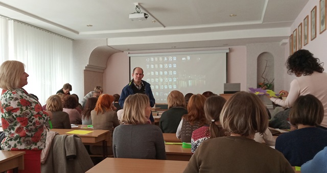 Мотиваційну вправу проводить методист ТКМЦНОІМ Козловська Л.П.